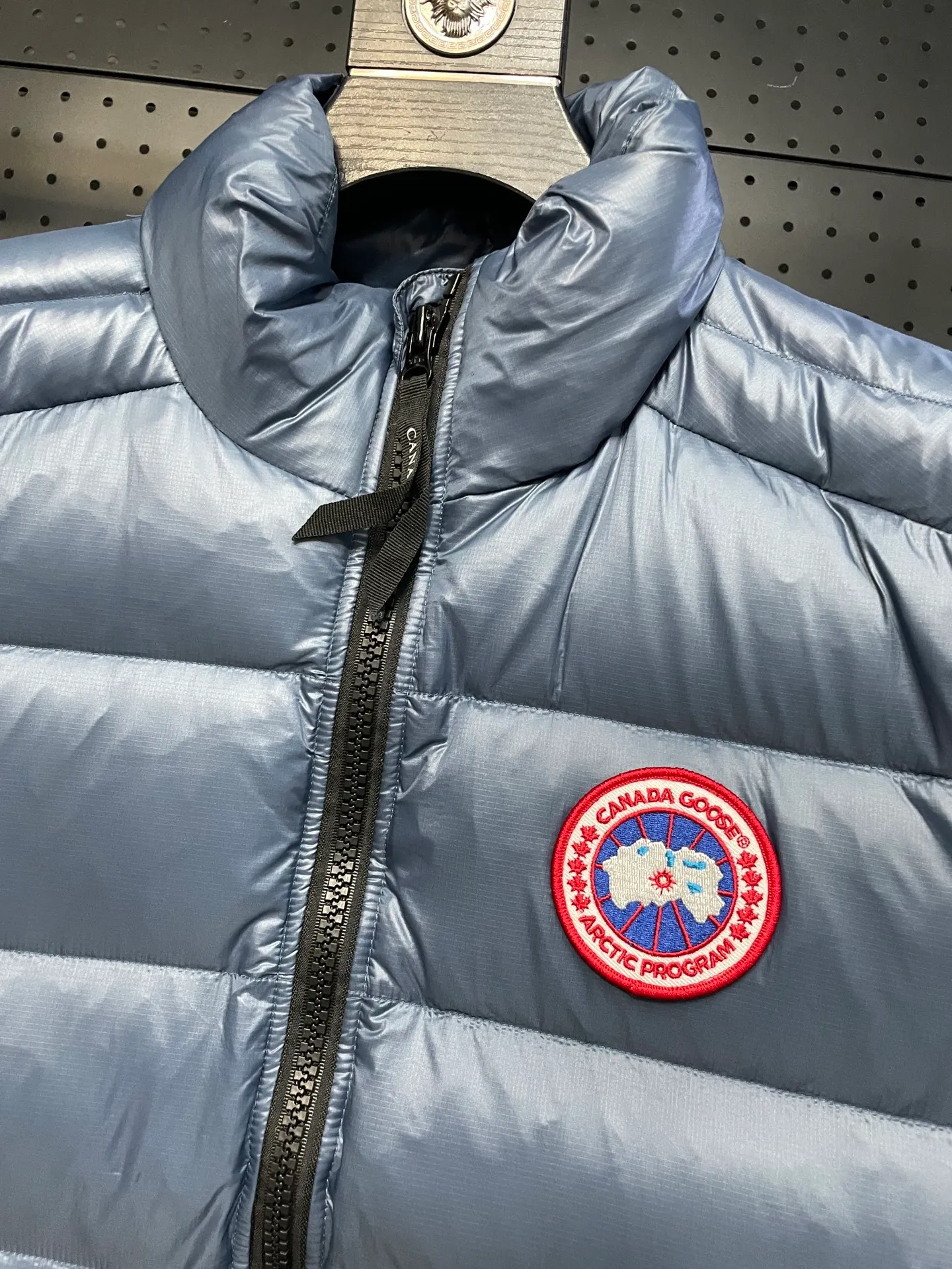 P560 Canadian brand CanadaGoose men's and women's CROFTON lightweight down vest 2229M DWR water-repellent treatment WindWall windproof fabric 700 fleece filling original mold opening details one to one production The upper body effect is stunning Exclusively available on the Xiaohongshu purchasing platform The highest version on the market Size: XS S M L XL XXL
